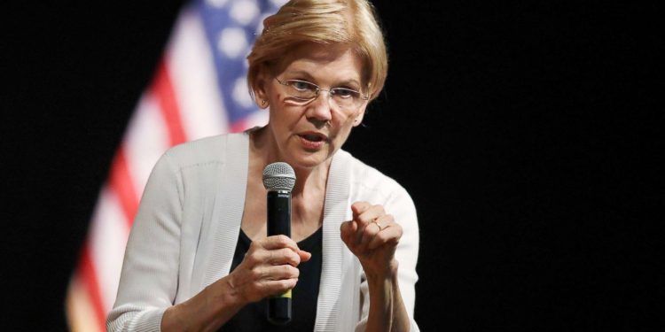 Warren presenta un plan para combatir el crimen nacionalista blanco
