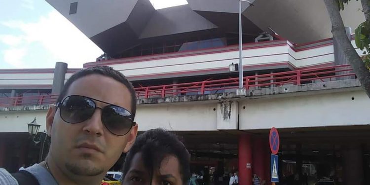 Dictadura cubana prohibió viajar a evento sobre DDHH en Ecuador a dos jóvenes activistas