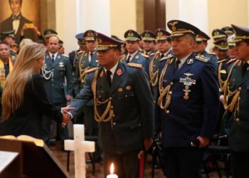 Presidenta interina de Bolivia removió al Alto Mando Militar como primera medida