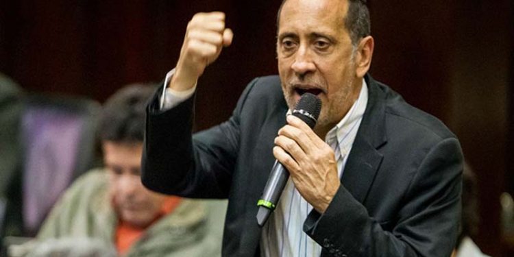 Denuncian que régimen de Maduro intenta comprar a diputados de oposición con “Operación Maletín Verde”