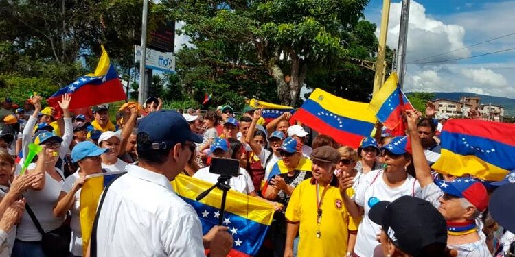 Miles de personas se movilizan en Venezuela contra el régimen de Nicolás Maduro (+Videos)