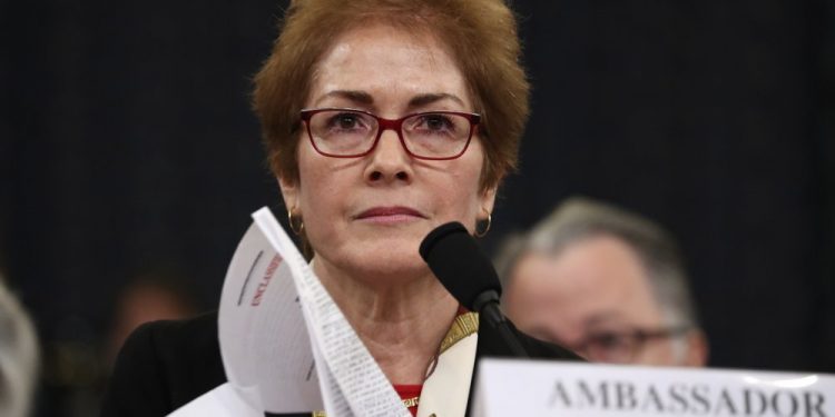 Ex embajadora dice que se sintió “intimidada” por los ataques de Trump