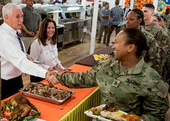 Pence realiza visita sorpresa a tropas de EEUU en Irak