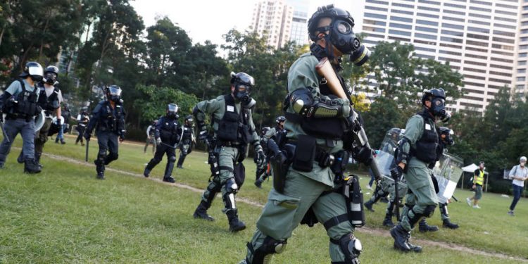 Policía de Hong Kong dispersa a manifestantes con gases lacrimógenos en regreso de protestas