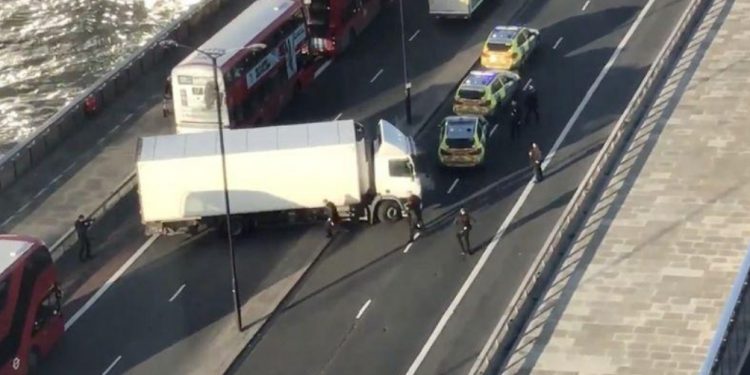 Policía británica abate a tiros a hombre que apuñaló a varias personas en puente de Londres (+Videos)