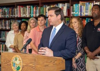 DeSantis busca un plan para reemplazar programa de bonificación a maestros y directores