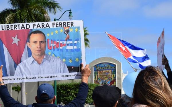 Exigiendo libertad para Dama de Blanco Xiomara Cruz y para Daniel Ferrer exilio cubano se reunió en Miami