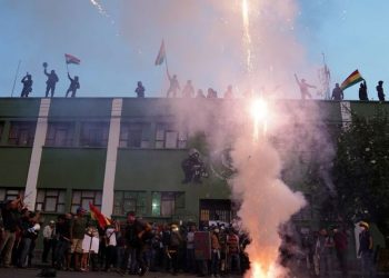 Evo enfrenta motines de la policía y denuncia golpe de estado en marcha