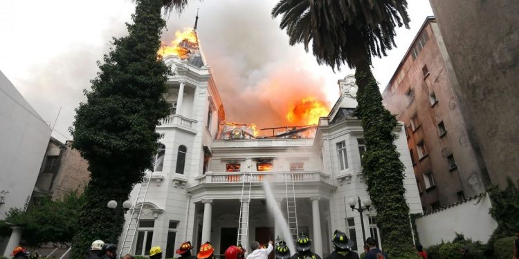 Entre marchas y destrucción chilenos solicitan la renuncia de Sebastián Piñera