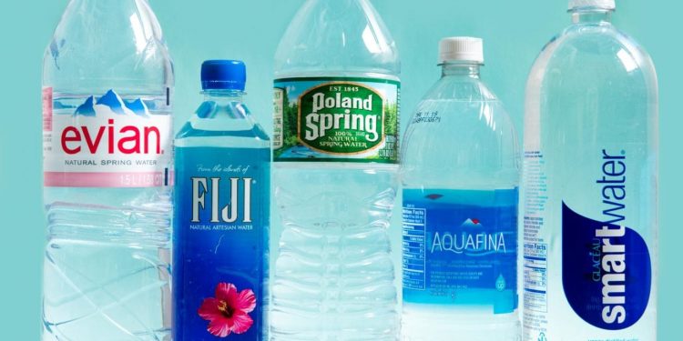 Presentan proyecto de ley que impondría impuestos al consumo de agua embotellada en Florida