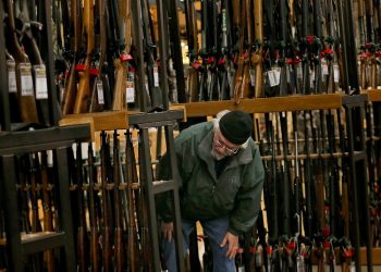 Revisión de antecedentes para compra de armas en EEUU rompería récord al finalizar 2019