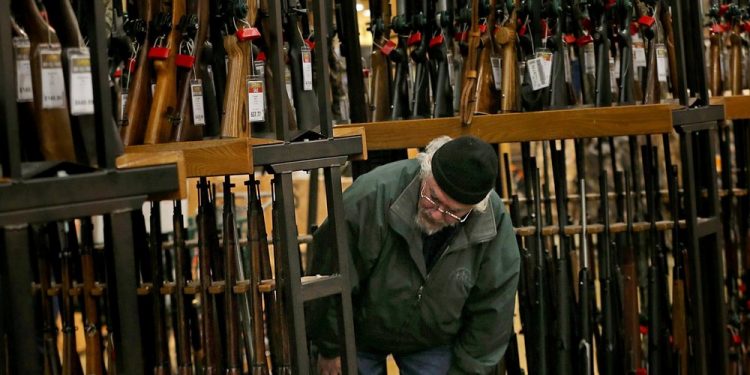 Revisión de antecedentes para compra de armas en EEUU rompería récord al finalizar 2019