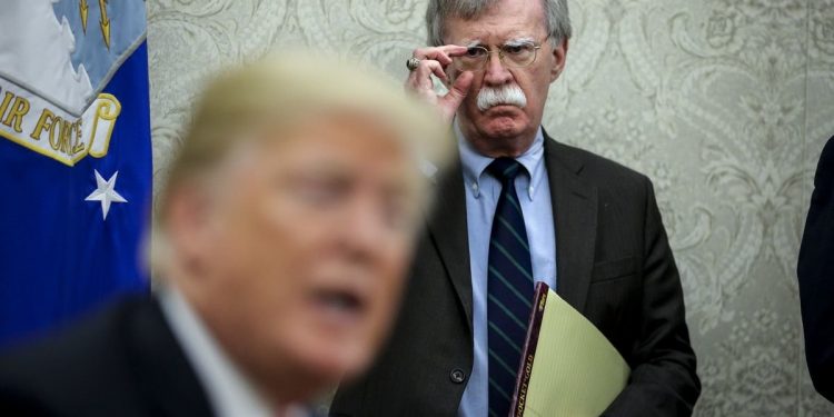 Demócratas buscan que Bolton y Mulvaney den sus testimonios ante el Senado