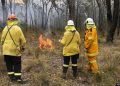 Bomberos en Australia pasan Navidad combatiendo incendios forestales