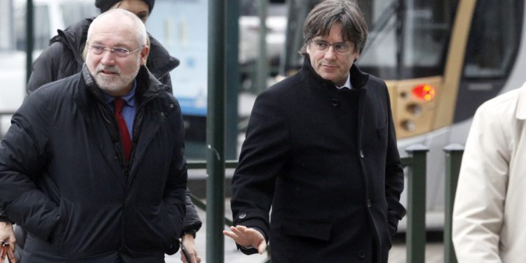 Fiscalía española pide a Eurocámara que suspenda inmunidad de Puigdemont