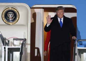 Sombra del juicio político persigue a Trump en su viaje a la cumbre de la OTAN