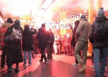 Protestan con bengalas en estación de metro de París por reforma a pensiones