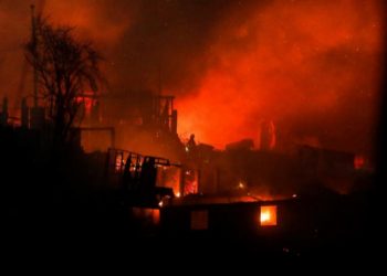 Ciudad chilena de Valparaíso azotada por el fuego en plena Nochebuena