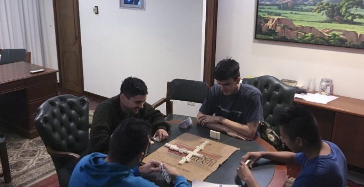 Militares que se rebelaron contra Maduro y estaban en embajada de Panamá confirmaron su salida de Venezuela