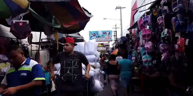 Mercado Oriental de Managua invadido por compradores cubanos