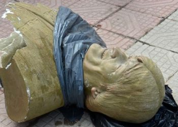 Busto de Evo Morales es retirado a martillazos
