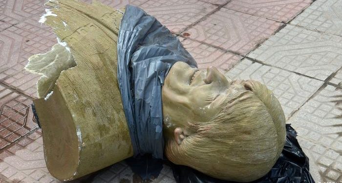 Busto de Evo Morales es retirado a martillazos