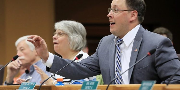 Más de 100 legisladores estatales han sido acusados de acoso sexual en 3 años en EEUU