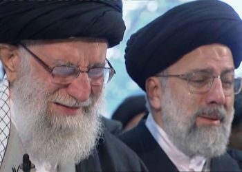 Ayatolá Jamenei llora en el funeral de Soleimani y su hija promete venganza
