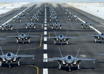 EEUU demuestra su poderío militar con 52 aviones F-35 listos para la guerra