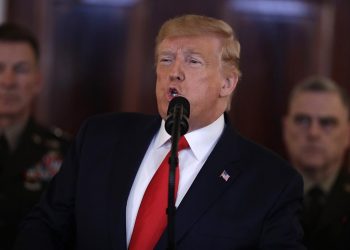 Campaña de Trump continúa pese a que el mandatario va de crisis en crisis