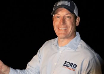 Ford O’Connell, Candidato del Congreso, participa en la caza de serpientes en el Python Bowl