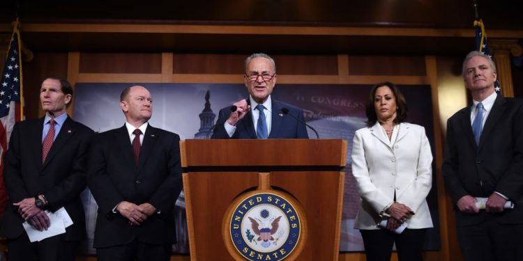 Gestores deben preparar informes legales del juicio político contra Trump antes del martes