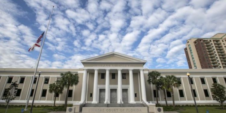 Corte Suprema de Florida dictamina que exconvictos deben pagar multas para votar