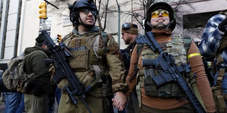 Miles de activistas se manifiestan en Virginia por el derecho a poseer armas