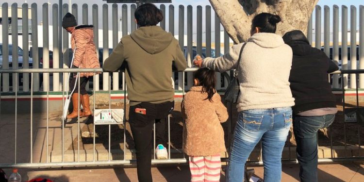 Juez federal rechaza cuestionar separaciones de familias migrantes en EEUU