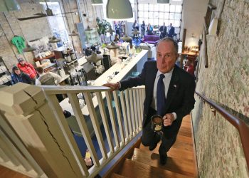 Demócratas atacan a Bloomberg por dirigir una campaña imperial amparada en su fortuna