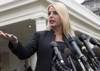 Ex fiscal general de Florida se une al equipo defensor de Trump en el Senado