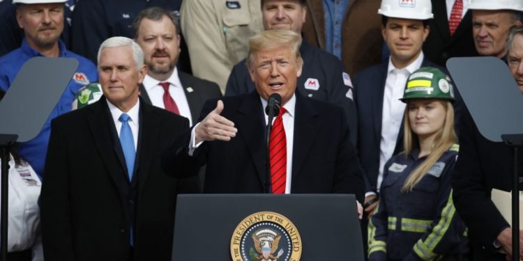 Trump firma pacto comercial T-MEC con muchos invitados y ausencia de demócratas