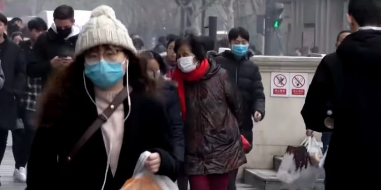 Autoridades chinas cierran todos los transportes en la ciudad donde se inició brote de neumonía