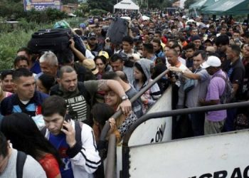 En tres días más de 200.000 personas han cruzado frontera entre Colombia y Venezuela