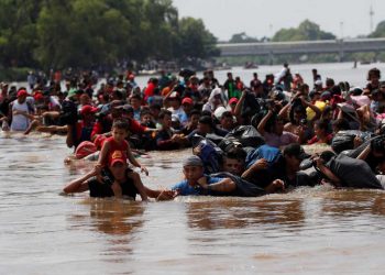Deportaron 110 migrantes que pasaron un río para entrar a México