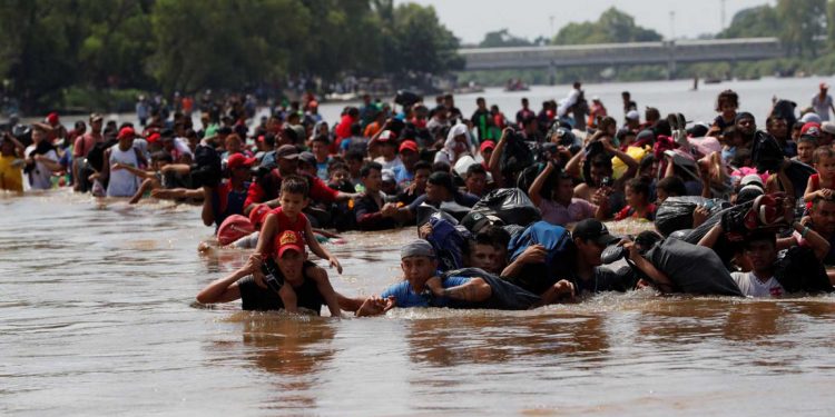 Deportaron 110 migrantes que pasaron un río para entrar a México