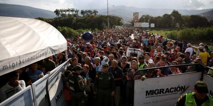 En tres días más de 200.000 personas han cruzado frontera entre Colombia y Venezuela