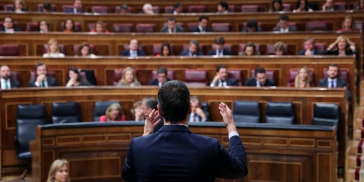 Sánchez no logra mayoría absoluta en la primera votación y exige disciplina