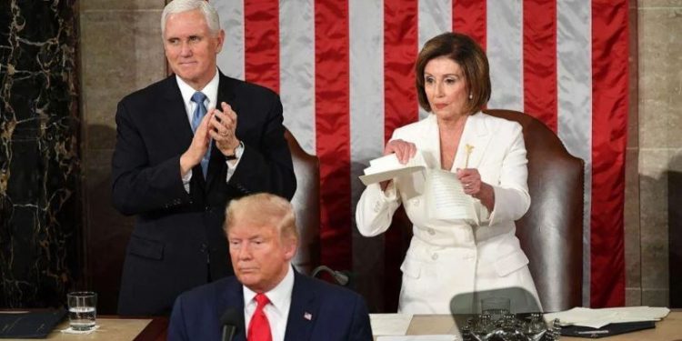 Nancy Pelosi enfrentará cargos de ética por romper discurso de Trump