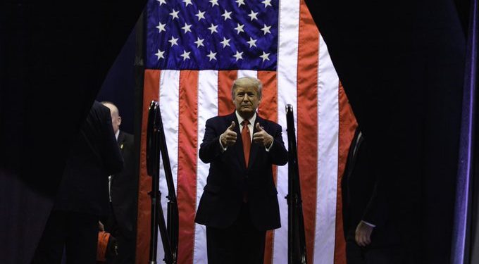 Trump fustigó debate demócrata durante mitin en Arizona