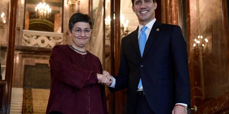 Gobierno británico de Johnson se sacude del Delcygate y respaldó gira de Guaidó y Moncloa la saboteó