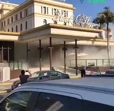 Fuertes enfrentamientos entre policía y opositores al inicio del Festival de Viña del Mar, pero miles de personas entran a la Quinta Vergara