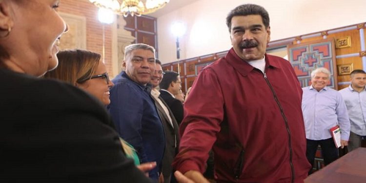 El "Medio petro" que le metió Maduro a los venezolanos y no han podido cobrar
