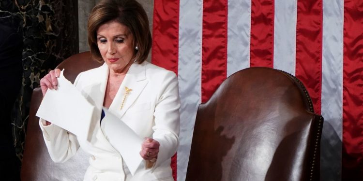 Pelosi, la "jefe de campaña" de Trump": El Presidente dice que ha subido en las encuestas tras la ruptura del discurso en el Congreso